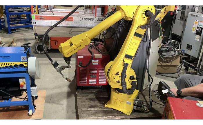 FANUC ARCMATE 120iB/10L MIG WELDING ROBOT WIRE FEEDER, TORCH, LINCOLN POWER WAVE 455M