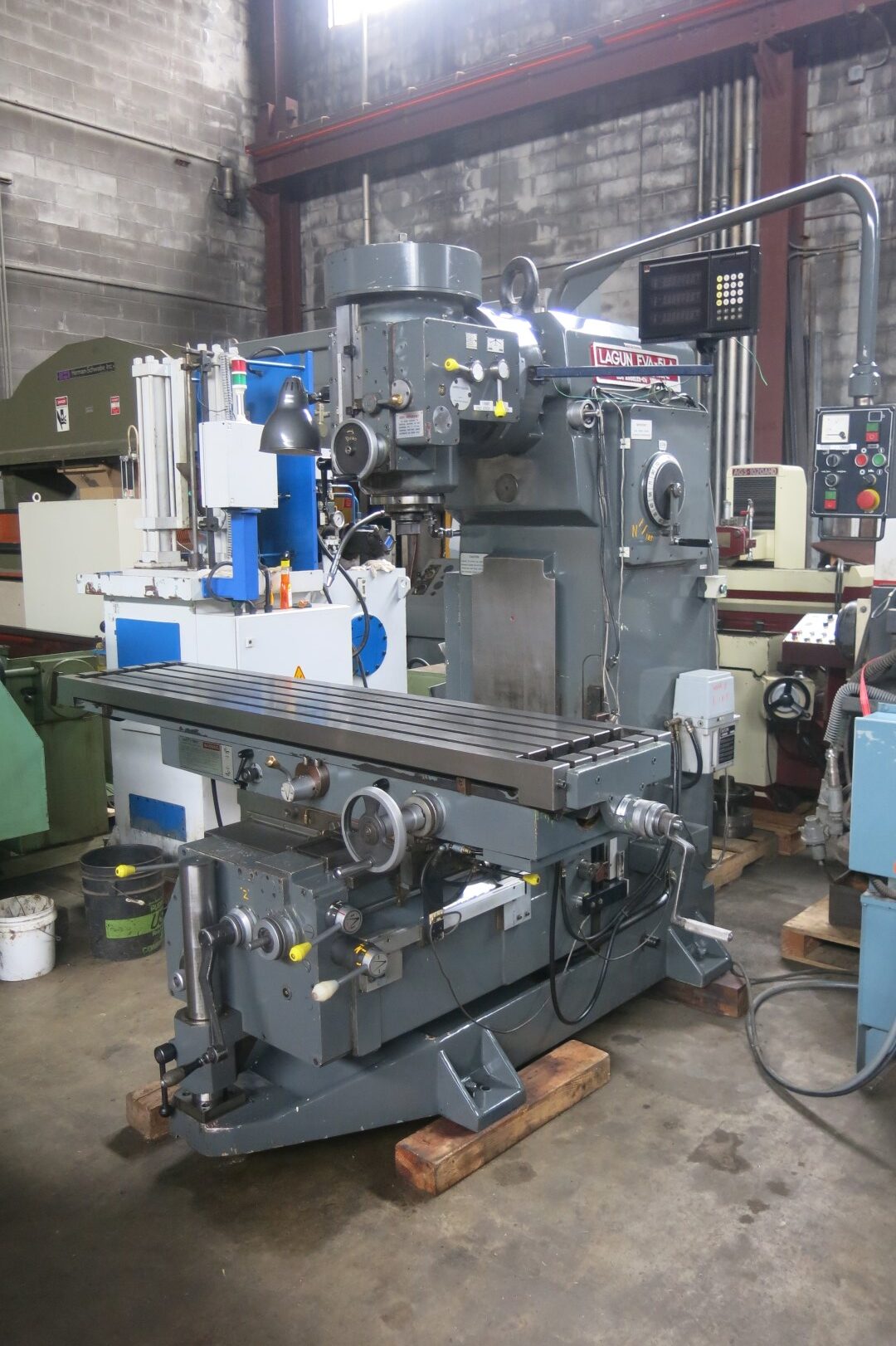 Lagun FVA-5LA Geared Head 50 Taper Vertical Milling Machine 17 3/4 x 78 3/4″ Table