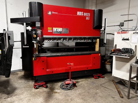 88 TON AMADA HDS8025NT SERVO/HYDRAULIC PRESS BRAKE, MFG:2011   Our stock number: 12519