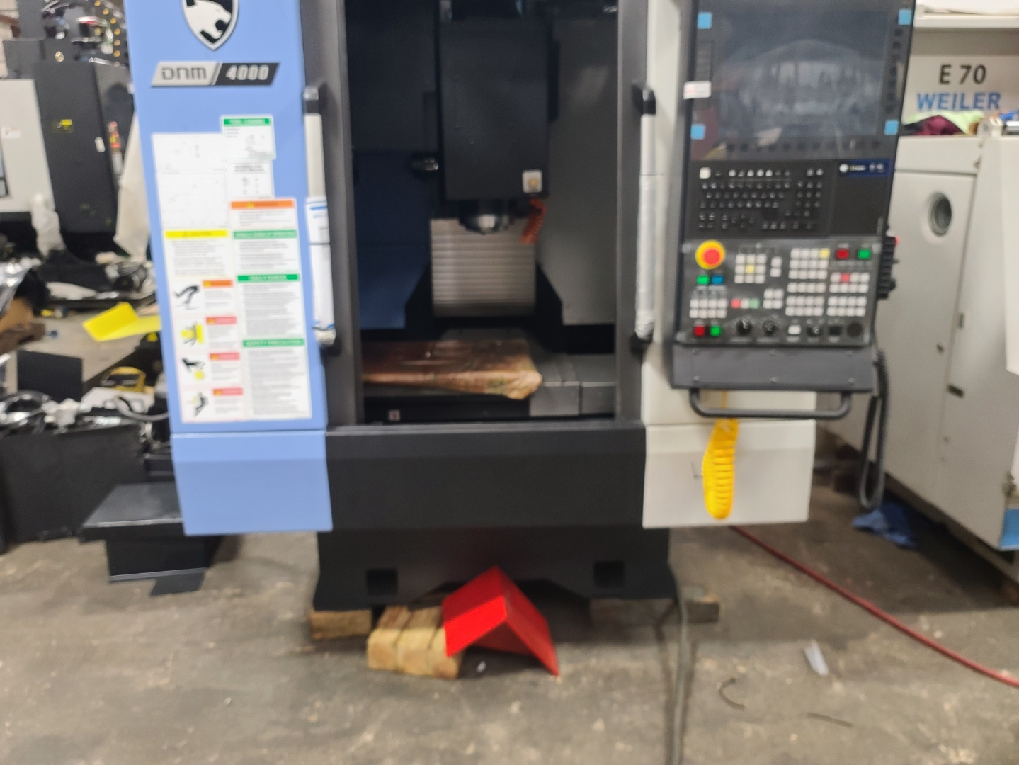 DN SOLUTIONS VERTICAL MACHINING CENTER